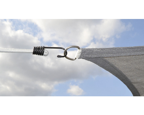 Imagine detaliată cu o pânză de umbrire cu cablu, carabină și inel de fixare