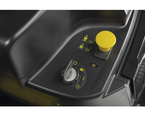 Prim-plan cu contactul și maneta de ejecție ale unui tractor de gazon.