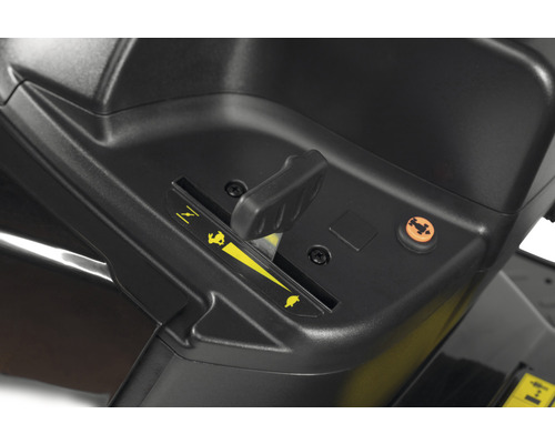 Prim-plan cu o comandă de tractor de gazon cu pârghie și simboluri pentru a controla funcțiile dispozitivului.