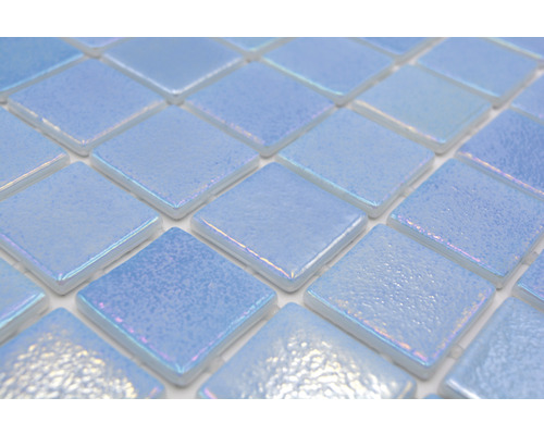 Prim-plan cu plăci de mozaic din sticlă pătrată, de culoare albastru deschis.