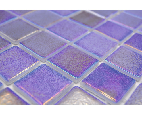 Prim-plan cu plăci de mozaic violete