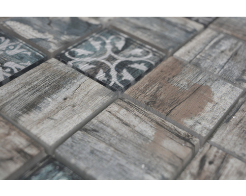 Vizualizare detaliată a plăcii de mozaic cu aspect de lemn și model