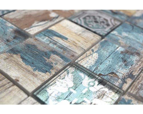 Prim-plan cu plăci de mozaic pătrate cu aspect de lemn