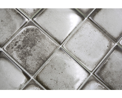 Prim-plan cu plăci ceramice pătrate