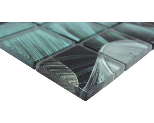 Prim-plan cu o placă de mozaic din sticlă cu model