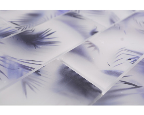 Prim-plan cu plăci de mozaic cu motiv vegetal