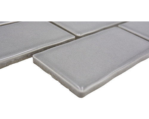 Prim-plan cu plăci ceramice dreptunghiulare, gri