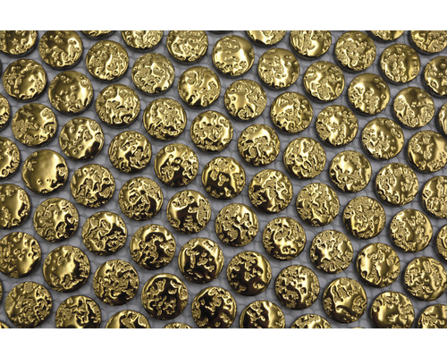 Prim-plan cu un mozaic cu plăci mici, rotunde, aurii texturate