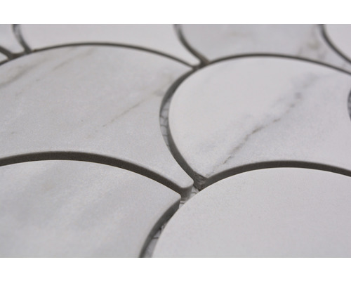 Prim-plan cu plăci de mozaic în formă de evantai