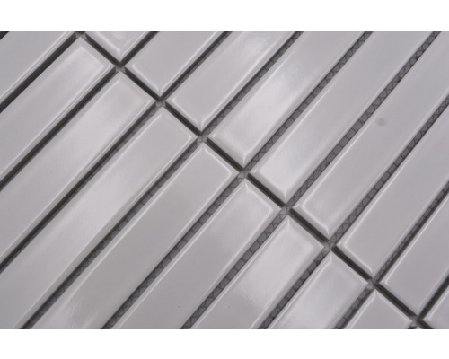 Plăci ceramice de formă alungită pe o plasă