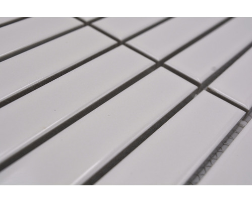 Prim-plan cu plăci de mozaic albe