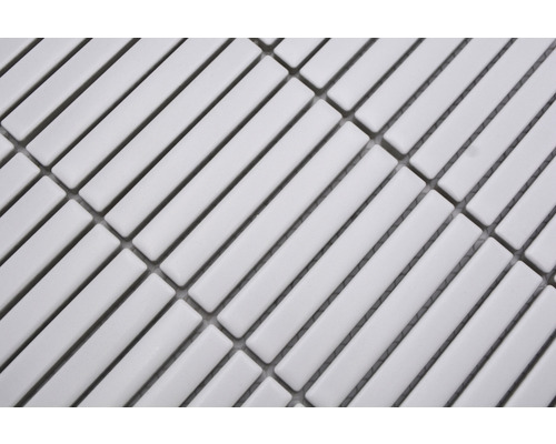 Prim-plan cu plăci de mozaic în formă de baghete