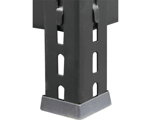 Prim-plan cu piciorul unui raft metalic negru cu găuri pentru reglarea individuală a înălțimii