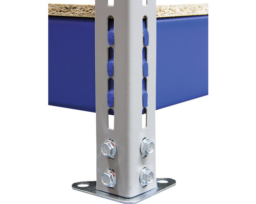 Prim-plan al unui raft metalic cu șuruburi și rafturi