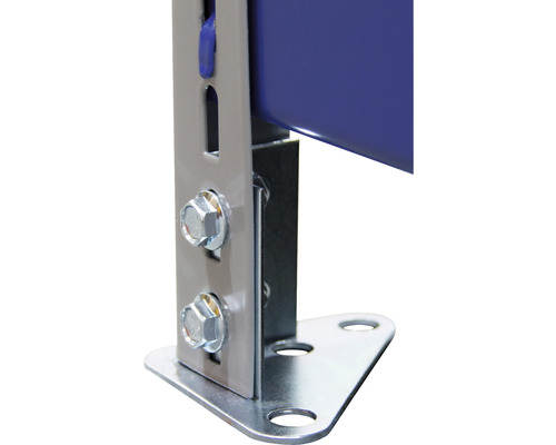 Prim-plan al unui raft metalic cu șuruburi și picior de colț