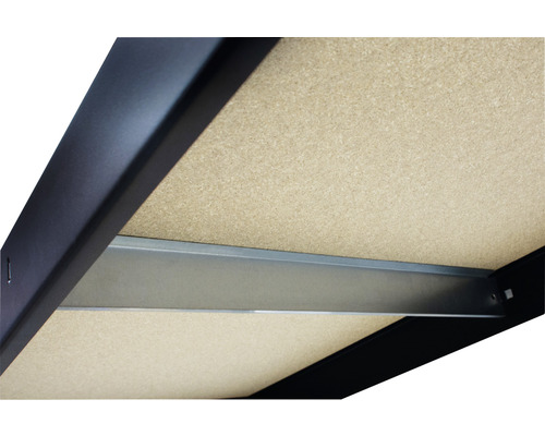 Prim-plan al unui raft cu scânduri de lemn și cadru metalic pentru a ilustra construcția