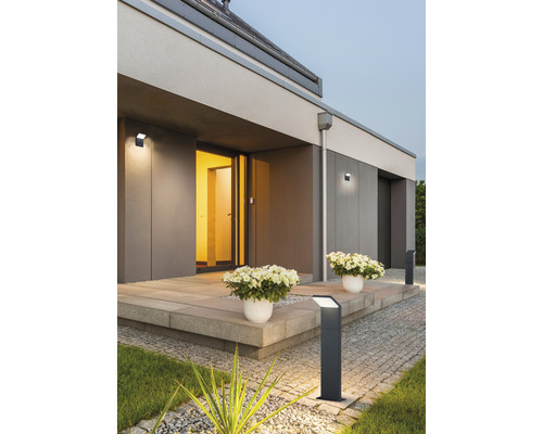 Zona de intrare a unei case cu stâlpi de iluminat și aplice de perete