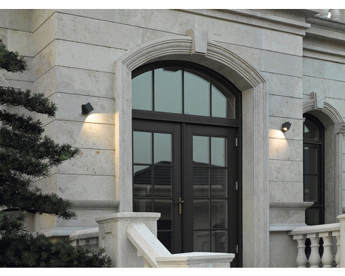 Exteriorul unei case cu o ușă și corpuri de iluminat exterioare
