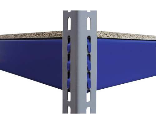 Prim-plan cu un sistem de rafturi cu elemente metalice și polițe