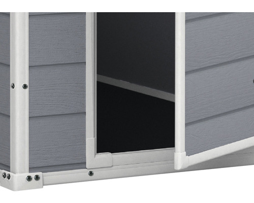 Vizualizare detaliată a unei magazii cu ușa deschisă