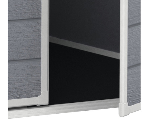 Vizualizare detaliată a unei magazii de grădină cu ușa deschisă