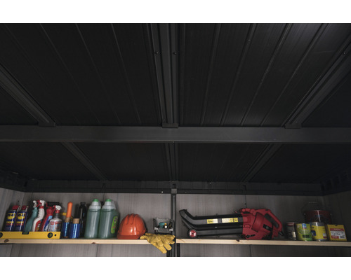 Raft cu unelte de grădinărit și instrumente într-o căsuță de grădină