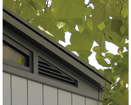 Imagine detaliată a unei căsuțe de grădină cu fereastră și grilă de ventilație