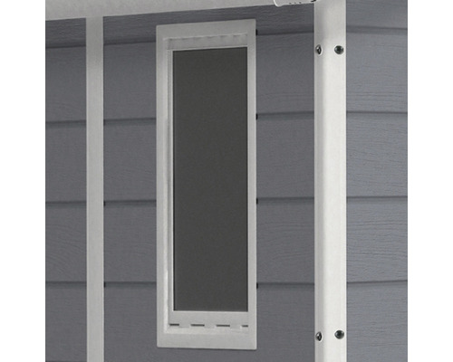 Detaliu fereastră la o căsuță de grădină