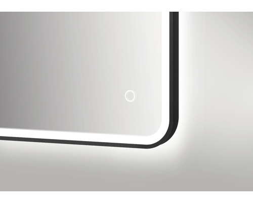 Imagine detaliată a unei oglinzi cu iluminare LED și ramă neagră