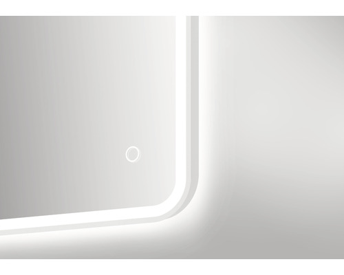 Prim-plan cu o oglindă cu iluminare și senzor tactil