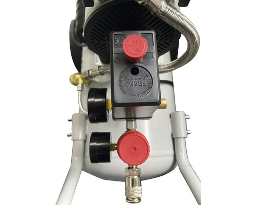 Vizualizare detaliată a unui compresor cu regulator de presiune și manometru