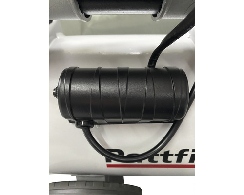 Detaliu al unui condensator negru pe un compresor