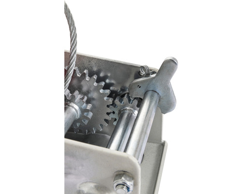 Imagine detaliată cu un troliu cu cablu de oțel și roți dințate