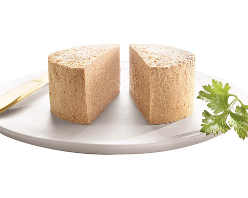 Pastă pentru câini tăiată pe o farfurie cu cuțit și pătrunjel