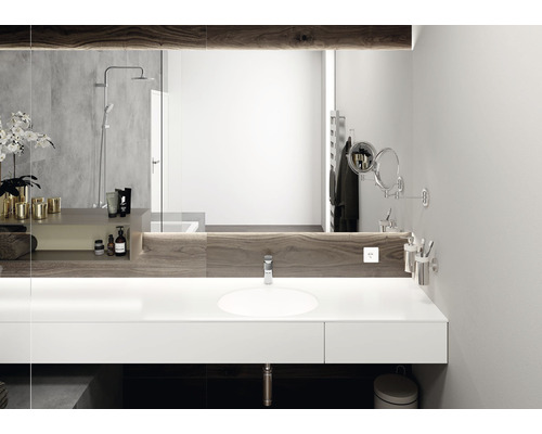 Baie luminoasă cu chiuvetă, oglindă și elemente din lemn