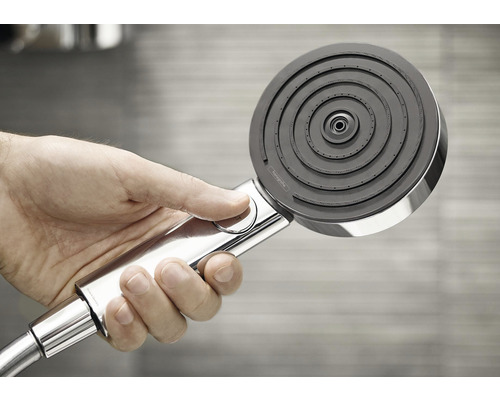 Mână ținând cap de duș cu diferite tipuri de jet