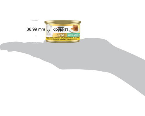 O conservă de hrană pentru pisici Gourmet Gold cu o înălțime de 36,99 milimetri este prezentată într-o mână.