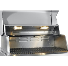 Interiorul unui grătar din oțel inoxidabil cu iluminare