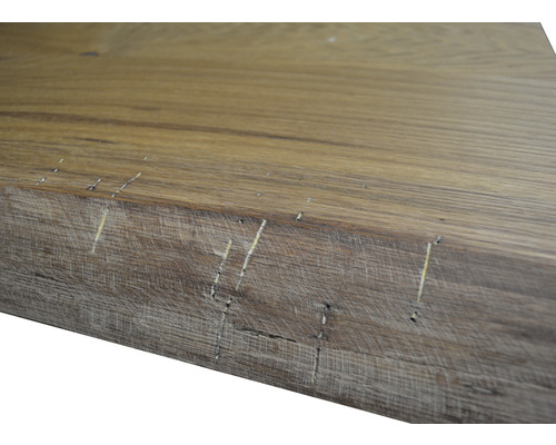 Prim-plan cu o placă de lemn cu marcaje