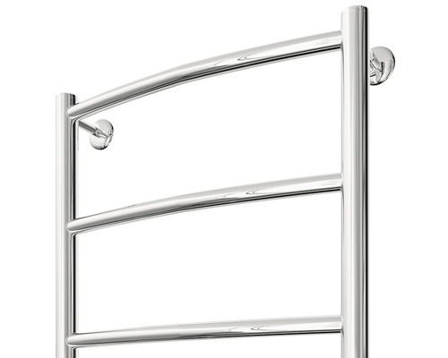 Prim-plan cu un radiator de prosoape metalic.