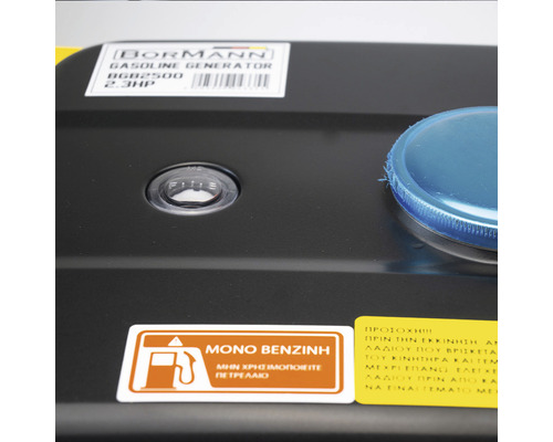 Prim-plan cu un generator cu capac de rezervor, indicator de nivel și avertismente