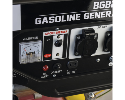 Prim-plan cu un generator pe benzină cu voltmetru, întrerupător, prize, alertă nivel ulei și resetare DC