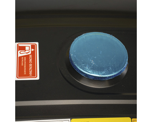 Capac rezervor și autocolant pentru benzină pe un dispozitiv