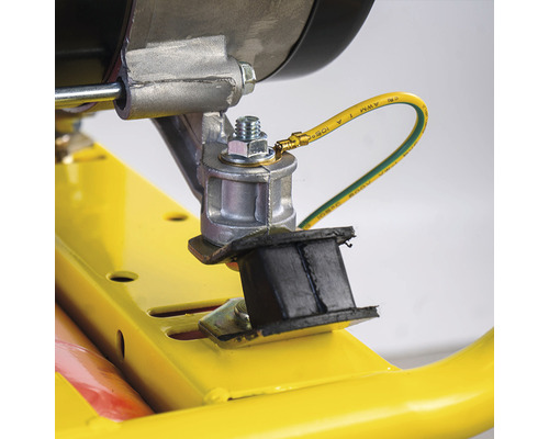 Detaliu al unui generator cu elemente de fixare și cablu de împământare