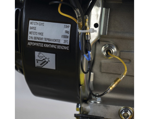 Prim-plan al unui motor cu date tehnice pe un autocolant