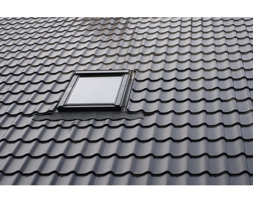 Acoperiș cu fereastră de mansardă și țigle
