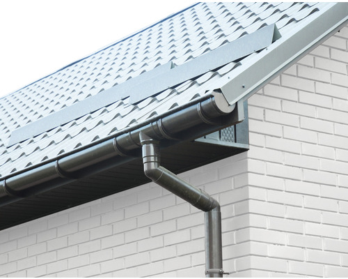 Acoperiș cu jgheab și burlan pe o casă