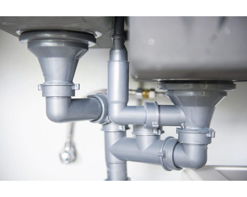 Țevi de scurgere sub o chiuvetă dublă