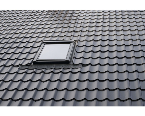 Acoperiș cu fereastră de mansardă și țigle