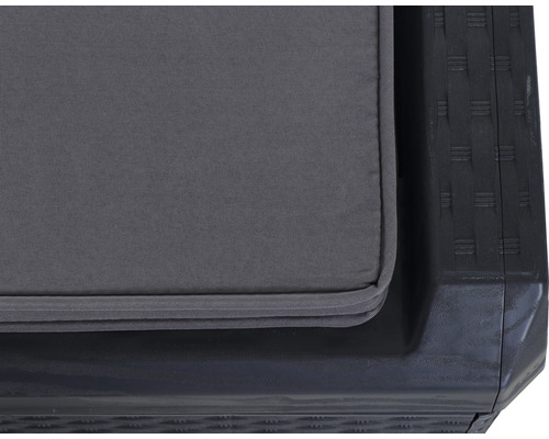 Prim-plan cu o pernă pentru mobilier de grădină pe o piesă de mobilier de grădină